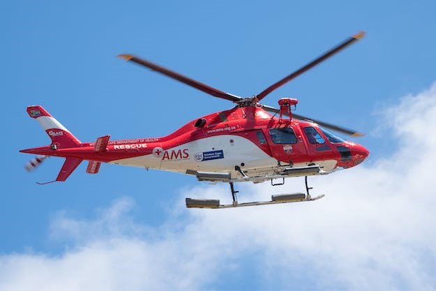 hélicoptère ambulance rouge
