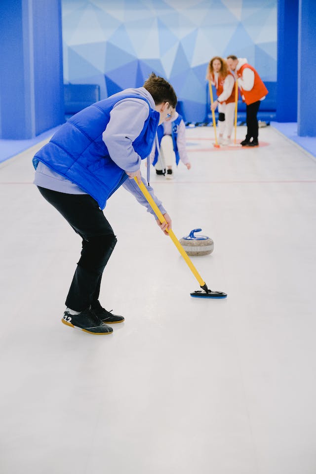 équipe de curling en action : balayage devant l'objet